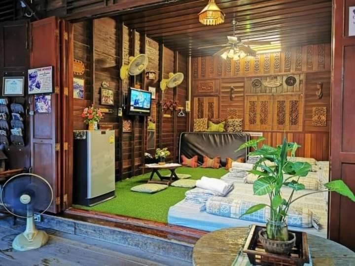 Ban Mae Arom Apartment Amphawa Bagian luar foto