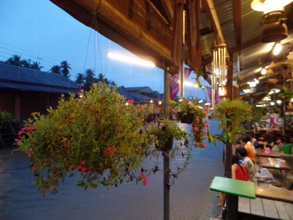 Ban Mae Arom Apartment Amphawa Bagian luar foto