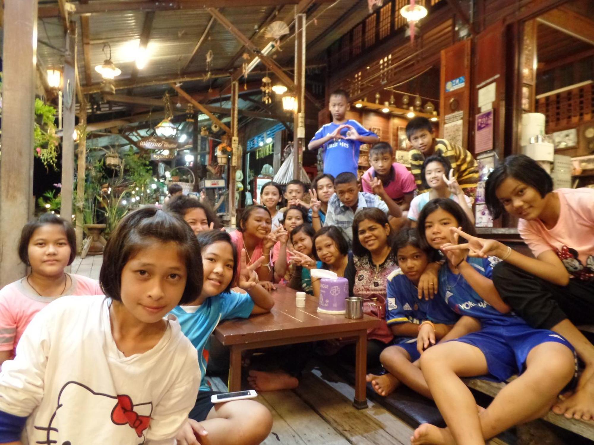 Ban Mae Arom Apartment Amphawa Bagian luar foto